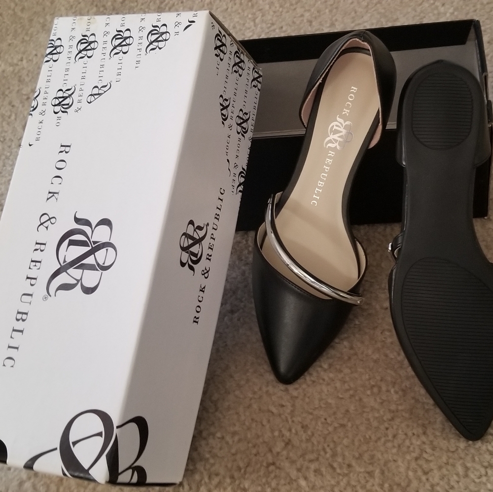 Ladies Bkack flats